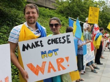 Українці США просять Францію продавати Росії сир, а не зброю 