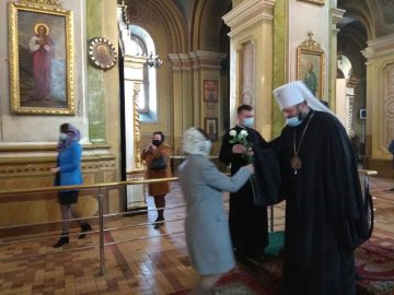 Митрополит Михаїл у кафедральному соборі дарував жінкам квіти