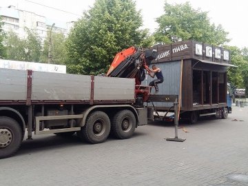 У Луцьку поблизу «Гостинця» демонтували незаконно встановлені кіоски. ФОТО