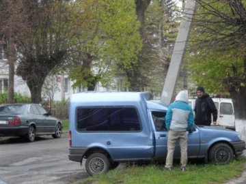 Аварія в Ківерцях: водій в'їхав в електроопору. ФОТО