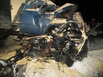 На Київщині  BMW протаранило вантажівку: четверо людей загинуло 