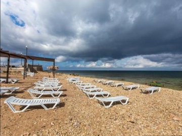 Кримські пляжі "сумують" за туристами у розпал сезону