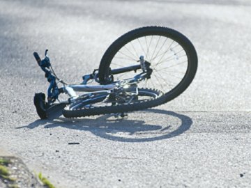 Лучанка за кермом легковика збила велосипедиста