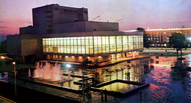 Грайливий фонтан на Театральному і стильні жінки: фото, зроблені у Луцьку понад 40 років тому