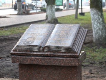У центрі волинського міста встановили монумент з 10-ма заповідями. ФОТО