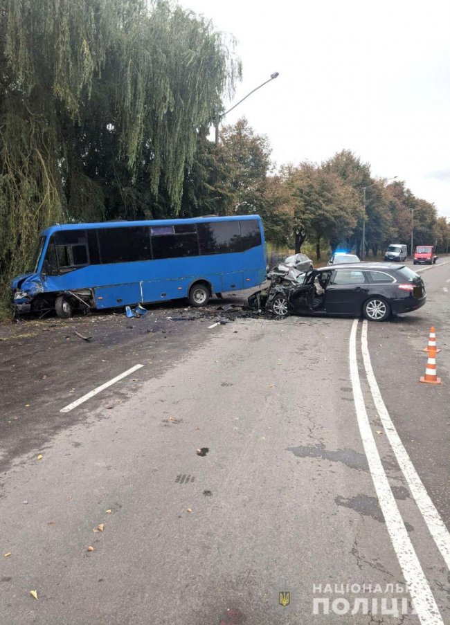 В маршрутку «Луцьк-Зарічне» врізався легковик: травмувалося троє людей. ФОТО