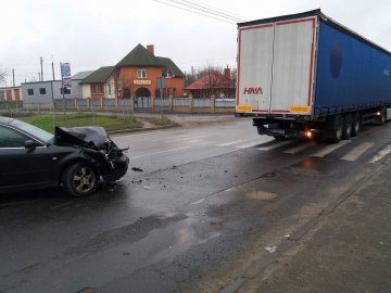 Аварія у Луцьку: не розминулися легковик та вантажівка. ФОТО