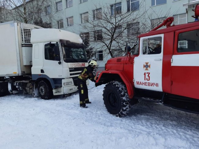 На Волині у заметі застрягла машина, що доправляла медичну апаратуру у відділення гемодіалізу 