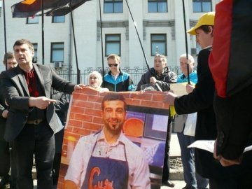 У Києві закидали помідорами портрет Урганта. ФОТО. ВІДЕО