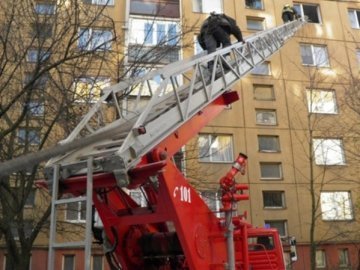 Маленьких дітей із палаючого будинку в Луцьку рятували через вікно на 3-му поверсі