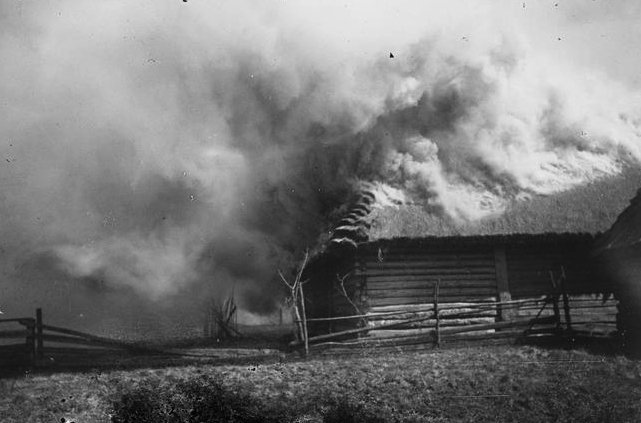 Пожежа в селі на Волині 100 років тому. РЕТРОФОТО