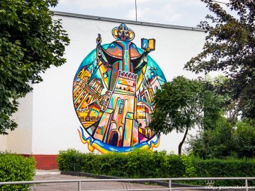 Утеплюють будівлю: у Луцьку «зашили» унікальний мурал зі Святим Миколаєм та замком 