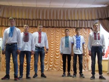 Чоловіче дефіле по-волинськи: у селі хлопці здивували глядачів незвичним виступом. ВІДЕО