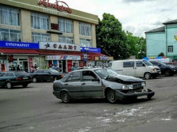 У центрі Володимира-Волинського зіткнулись дві автівки