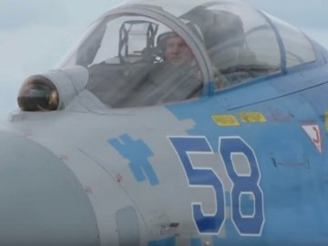 Українські пілоти влаштували видовищне шоу на винищувачах