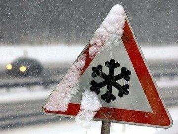 На Волині несприятлива ситуація на дорогах: авто застрягають у снігу та з'їжджають у кювет