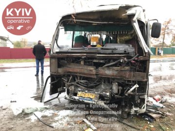 Моторошна аварія під Києвом: понівечені автобуси та 6 потерпілих