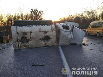 На автодорозі «Київ-Чоп» зіткнулися молоковоз та легковик: останнього відкинуло у кювет. ФОТО