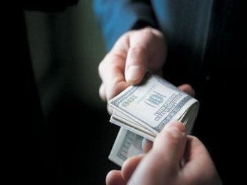 Декана Чернівецького університету «зловили» на хабарі в тисячу доларів