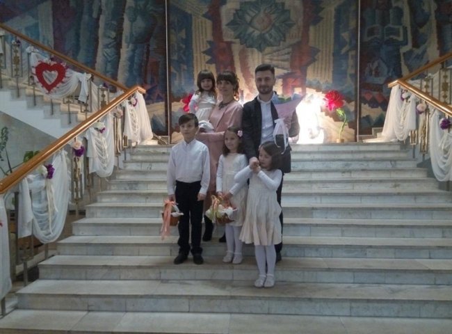 У День всіх закоханих в Луцьку відгуляли кришталеве та трояндове весілля. ФОТО