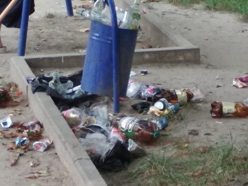 У Володимирі на дитмайданчику — гори алкогольного сміття. ФОТО