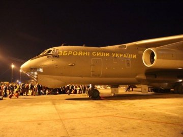 Літак з евакуйованими українцями приземлився в Баку