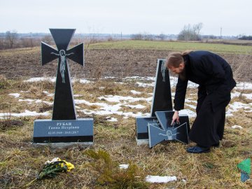 У селі під Луцьком  вандали постійно руйнують пам’ятник на могилі монаха