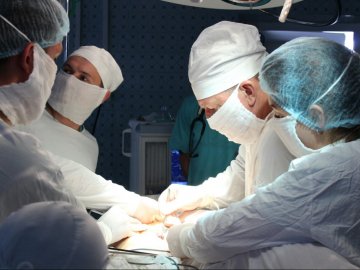 Волинські лікарі видалили пухлину і врятували життя жінці. ФОТО 18+
