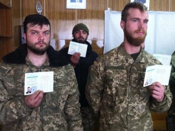 Перші американці отримали українські військові квитки