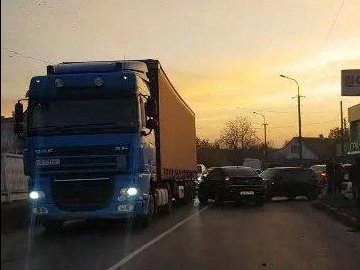 У Луцьку через аварію на Карпенка-Карого –  ускладнений рух. ФОТО. ВІДЕО