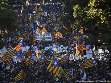 У Каталонії вийшли 450 тисяч людей проти обмеження автономії