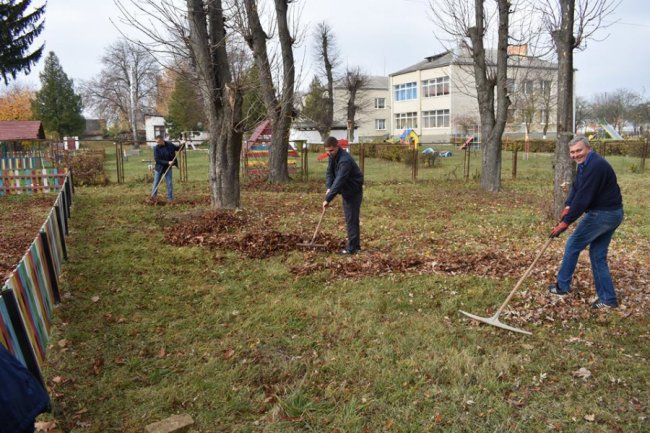 У волинському селищі влаштували осінню толоку. ФОТО