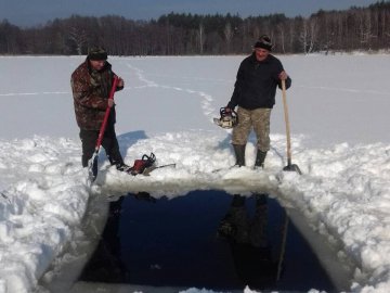 Екоінспектори рятують від задухи рибу на волинському озері