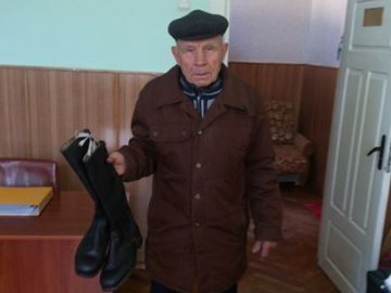 На Волині 82-річний чоловік приніс свої чоботи бійцям