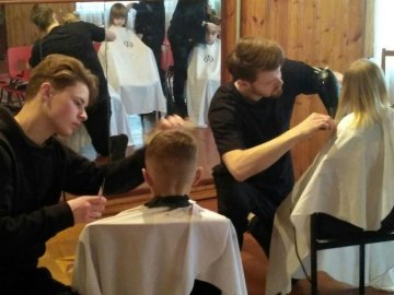 Дітям із притулку на Волині перукарі-стилісти влаштувати день краси. ВІДЕО
