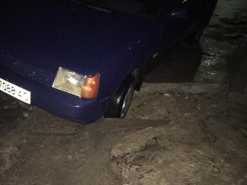 У Луцьку кілька автомобілістів влетіли у яму, яку посеред дороги залишили комунальники