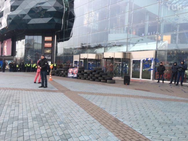 Активісти заблокували торговий центр у Києві. ФОТО