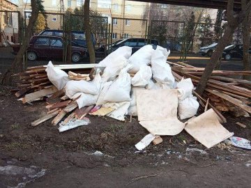 У Луцьку автохам наскладав гору будівельного сміття просто у дворі. ФОТО