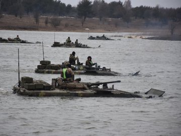 На танках по воді: видовищні фото від волинських військових