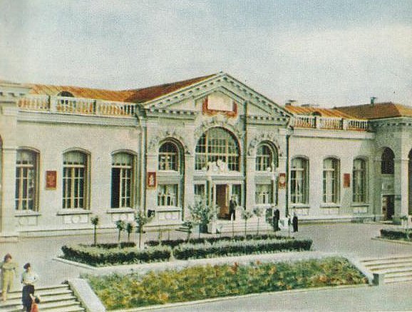 Біля вокзалу