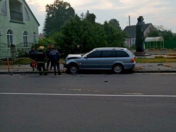 Аварія на Волині: рятувальники вирізали BMW з металевої огорожі