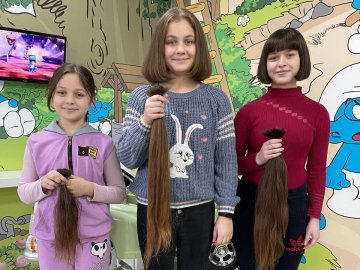 У Луцьку троє сестер віддали своє волосся на перуки онкохворим дітям 
