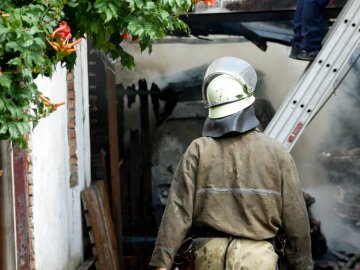 Деталі пожежі у Володимирі, у якій горів будинок та гараж з авто. ФОТО