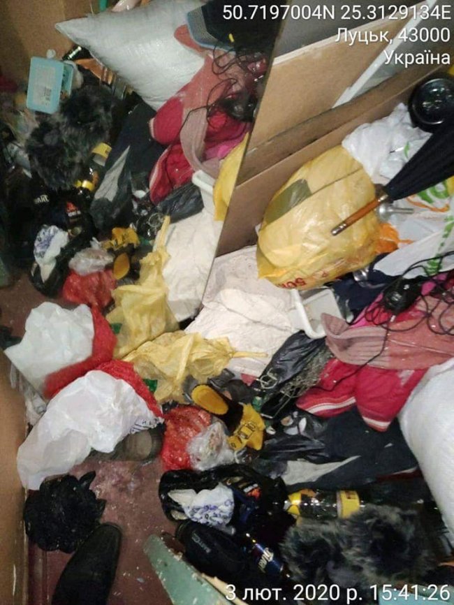 Гори сміття та антисанітарія: мешканці луцької багатоповерхівки скаржаться на проблемного сусіда. ФОТО