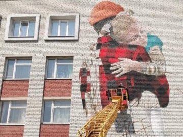 Художники з Луцька малюють яскраві мурали на школах Запоріжжя. ФОТО