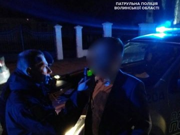 У Луцьку п'яний водій тицяв патрульним «кілька купюр». ФОТО