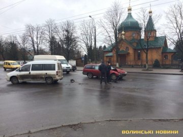 Аварія у Луцьку: не розминулися легковики. ФОТО