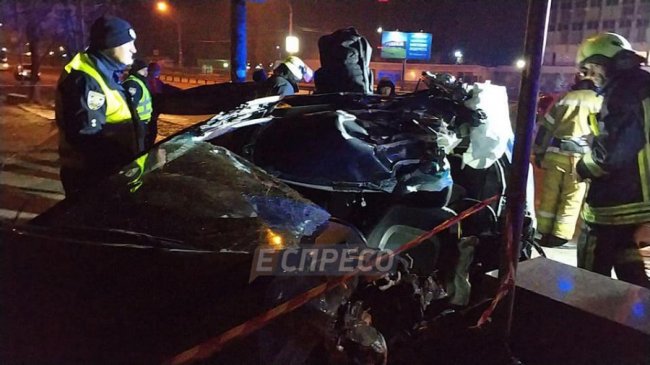 У Києві автомобіль злетів з дороги і розбився: водій загинув. ФОТО
