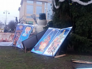 У центрі Луцька негода зіпсувала новорічну декорацію 