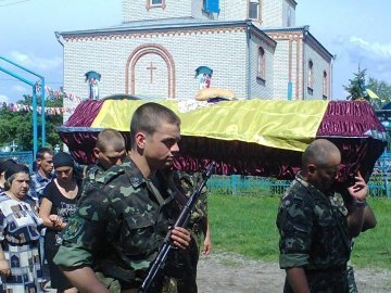 На Володимирівщині поховали двох бійців, які загинули на Сході. ФОТО